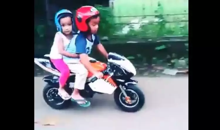 Anak kecil ini bonceng cewek pakai motor sport, duh jomblo pasti iri!