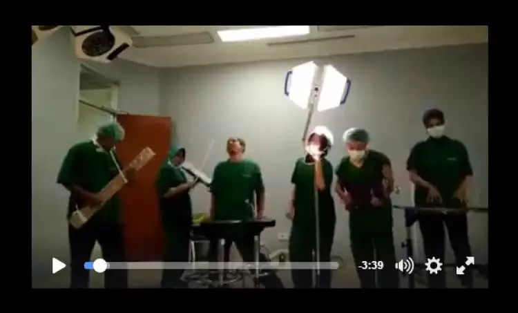 VIDEO : Lagu Sambalado versi perawat di ruang operasi, lucu banget