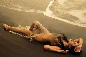 Unggah foto nyaris bugil di pantai, Nikita Mirzani panen hujatan