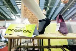 Tak hanya untuk kerajinan, bambu juga bisa dibikin baju lho