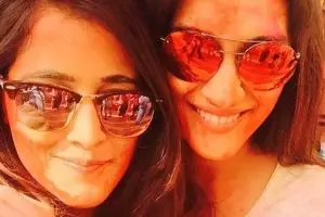 Wajah artis India cemang cemong saat rayakan Holi Party, masih cantik?