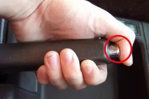 Bagaimana cara tepat memakai rem tangan pada mobil? Ini penjelasannya