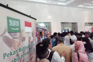 Akibat broadcast air zam-zam gratis, pekan budaya Arab penuh sesak