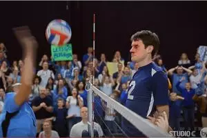 Terkena smash 10 kali di kepala, pemain voli ini tak goyah sama sekali