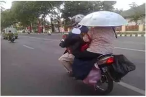 12 Aksi lucu orang yang super safety driving