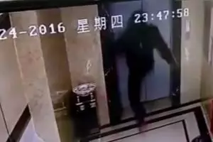 Tendang pintu lift karena nggak sabar, pria mabuk ini kena batunya