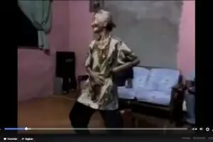 Joget dangdut nenek renta ini gokil abis, kamu pasti ngakak!