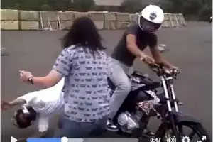 Pamer kemampuan freestyle motor, lelaki ini malah pusing sendiri