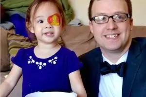 Demi anaknya yang buta, ayah ini lakukan hal yang mengharukan!