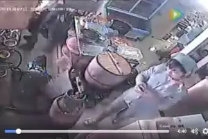 Gara-gara keasyikan main HP, seluruh dapur terbakar