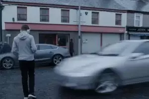 Baru 2 detik saja main HP sambil berkendara risikonya mengerikan!