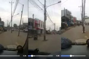 Jangan kaget! Tiang listrik ini tegak berdiri di tengah jalan raya