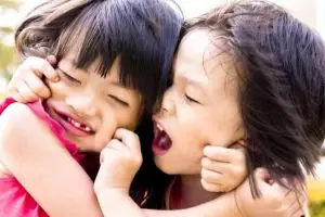 10 Video lucu bocah cilik bertengkar, bikin kamu ingat masa kecil ya!