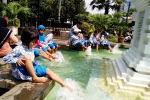 Diajak lihat pameran budaya, anak-anak ini malah pilih main air mancur