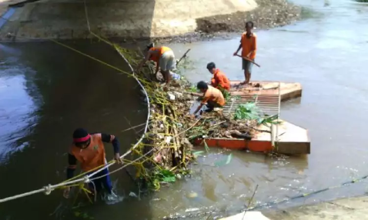 15 Foto kerja keras Pasukan Kuning bersihkan sampah warga, inspiratif!