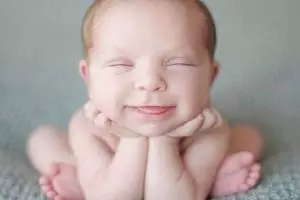 10 Cara keren memotret bayi agar terlihat lucu & ngegemesin, coba ya!