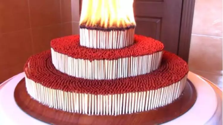 Kue ulang tahun ini ternyata dibuat dari 70 ribu korek api, kreatif!