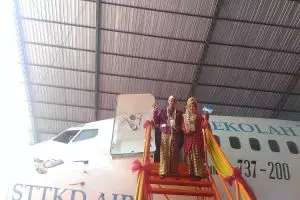 11 Foto romantis nikah bareng 21 pasangan pengantin di pesawat, aw!