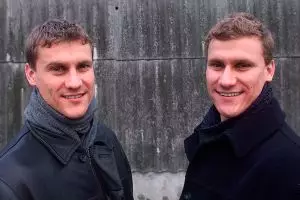 32 Pesepakbola ini pasangan kembar identik, bingungkan wasit & lawan!