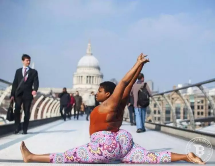 Cewek ini buktikan orang gemuk bisa lakukan gerakan yoga tersulit