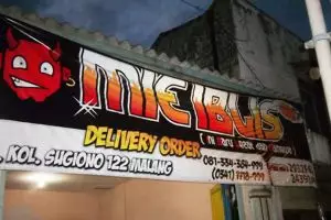 Kalau tempat makan pakai nama 10 kata ini, dijamin menunya pedas! 