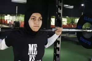 Hijabers cantik yang jadi atlet angkat besi, keren!