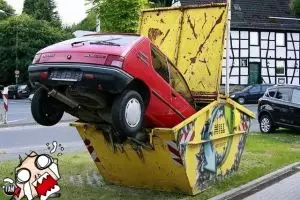 Nggak lazim, 20 posisi mobil ini membuatmu bertanya-tanya 'kok bisa?'