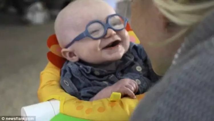Pertama kali bisa melihat, senyuman bayi kepada ibunya ini bikin mewek