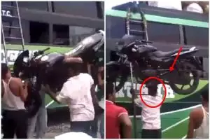 Bak Super Hero, lelaki ini panggul motor sport ke atas bus sendirian! 