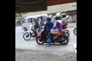 Seru banget ibu-ibu ini rumpi di tengah jalan, apa yang diobrolkan ya?
