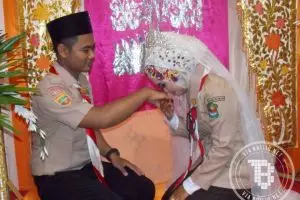 Unik banget, pasangan sejoli ini menikah pakai seragam Pramuka