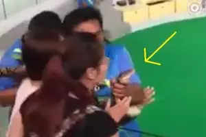 Hati-hati cium ular meski ada pawang, jangan sampai seperti gadis ini!