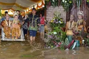 Pasangan ini tetap menikah meski dikepung banjir!