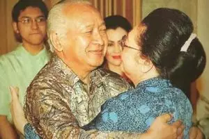 18 Potret kemesraan Pak Harto dan Bu Tien bikin iri,  awas baper! 