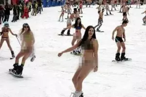Demi tembus rekor dunia, 1000 wanita ini main ski pakai bikini, brrrrr