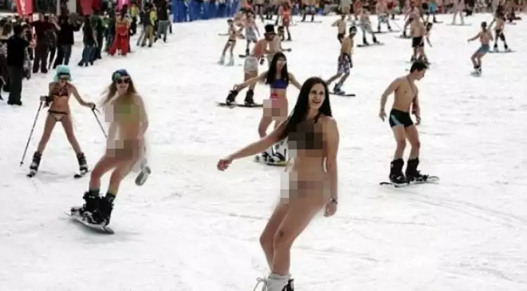 Demi tembus rekor dunia, 1000 wanita ini main ski pakai bikini, brrrrr
