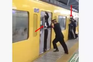 Di stasiun ini, kereta penuh sesak tapi penumpang tetap dipaksa naik!