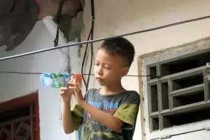 Anak ini mimpi jadi jutawan, sampai-sampai jemur uang segala!