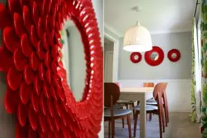 Daripada kebuang, kreasikan sendok plastikmu seperti 20 karya seni ini