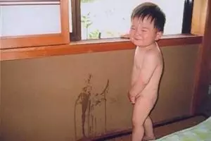 11 Foto bayi pipis sembarangan ini kocak banget, dijamin bikin ngakak!