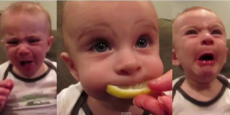 15 Ekspresi lucu bayi yang pertama kali mencicipi lemon, imutnya!