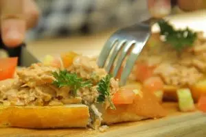 Yuk, bikin Spicy Tuna Salad Baguette ala kamu sendiri, nyam!