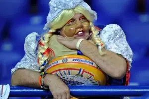 10 Aksi gila suporter sepak bola ini bikin geleng-geleng kepala!