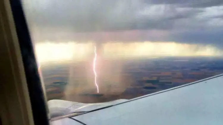 Jarang-jarang bisa lihat, 5 foto hujan dari dalam pesawat terbang