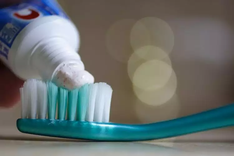 Kenali bahaya 4 bahan yang biasanya ada di pasta gigi ini 