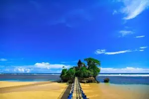 7 Pantai di Jawa Timur yang keindahannya nggak kalah dari Bali
