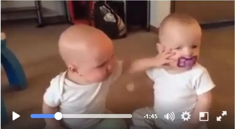 Lucunya dua bayi kembar ini rebutan dot, gemes banget deh!