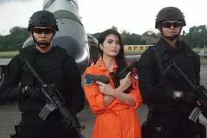 Begini kalau baju pilot dipakai model, gayanya nggak nahan...