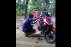 Gaya ibu marahi anaknya yang bongkar motor baru ini bikin geli sendiri