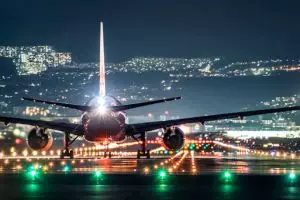 15 Foto pesawat berada di landasan pacu saat malam hari, mengagumkan!